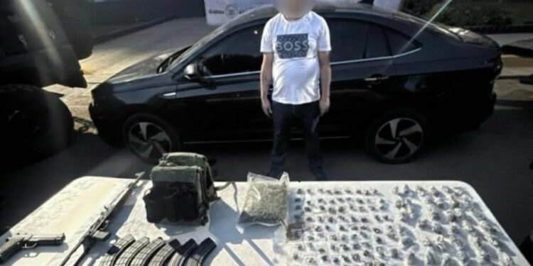 Capturan en Toscana Plus a un civil con un arma larga, un arma corta, cargadores abastecidos, drogas, un chaleco y un vehículo