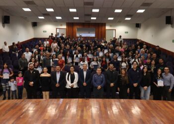 En el marco de su 80 aniversario, entrega la Facultad de Contaduría y Administración reconocimientos a más de 50 estudiantes destacados en diversas actividades