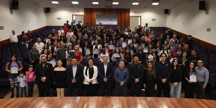 En el marco de su 80 aniversario, entrega la Facultad de Contaduría y Administración reconocimientos a más de 50 estudiantes destacados en diversas actividades