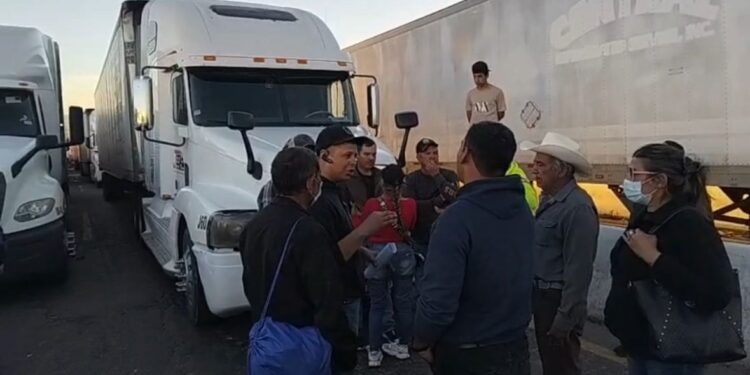 “Nos echaron los camiones: productores de Sinaloa acusan a transportistas de agresiones en la aduana de Nogales