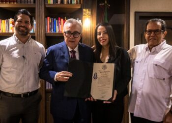 Gobernador Rocha entrega Fíat de Notaria Pública a Raquel Arenas Cázares