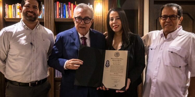 Gobernador Rocha entrega Fíat de Notaria Pública a Raquel Arenas Cázares