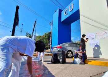 Bloquean acceso de Ciudad Universitaria; estudiantes de la UAS denuncian hostigamiento y exigen educación de calidad