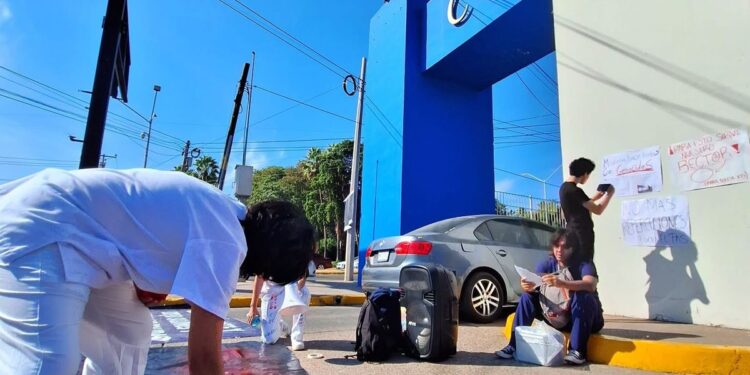 Bloquean acceso de Ciudad Universitaria; estudiantes de la UAS denuncian hostigamiento y exigen educación de calidad
