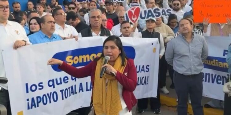 Trabajadores de la UAS se manifiestan para exigir recursos y respaldar al rector ante crisis financiera de la UAS para algo de aguinaldos