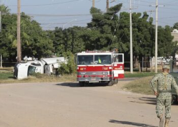 Vuelca vehículo que transportaba combustible en Mazatlán