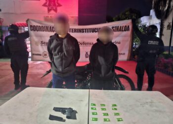 Aseguran a 2 civiles con un arma, dosis de presunta droga y una motocicleta en Culiacán