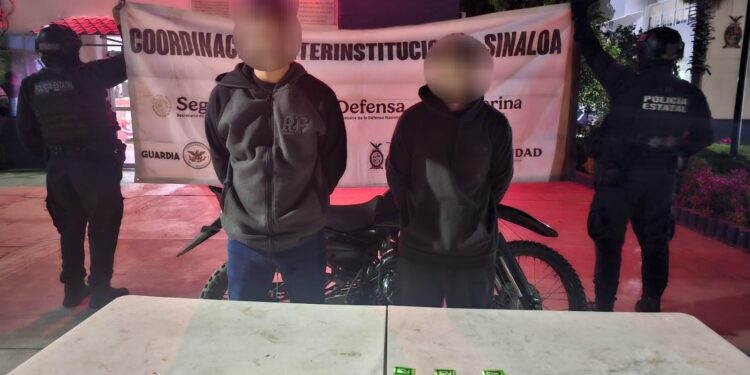 Aseguran a 2 civiles con un arma, dosis de presunta droga y una motocicleta en Culiacán