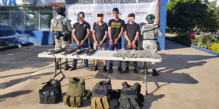 Detienen a 4 civiles, aseguran armamento, vehículo, equipo táctico y droga en Las Coloradas, Culiacán
