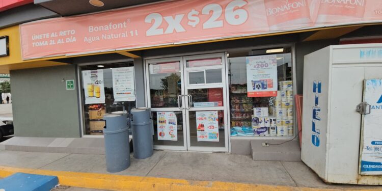 Supuesto enfrentamiento a balazos provoca daños en una gasolinera y un Oxxo en el ejido Canan