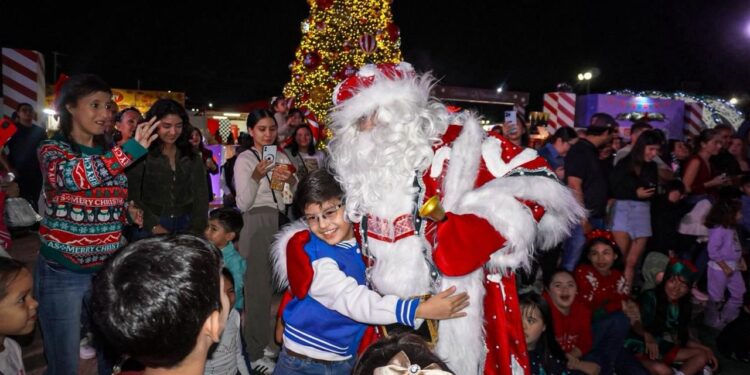 Chicos y grandes disfrutan del mágico show navideño en la Verbena Culiacán 2025