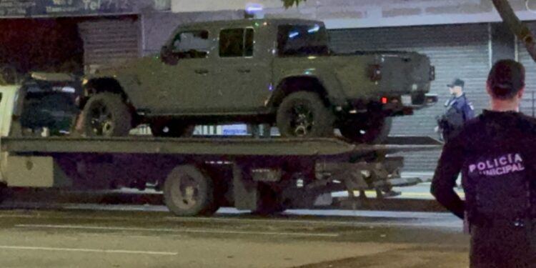 Trailero asesinado transportaba una camioneta de lujo con reporte de robo y un millón de pesos en efectivo