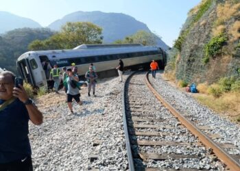 Se descarriló el tren Interoceánico en el Istmo con 242 pasajeros y 9 tripulantes abordo