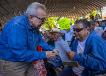 Gobernador Rocha Moya entregó títulos de propiedad a más de 3 mil familias de Guasave
