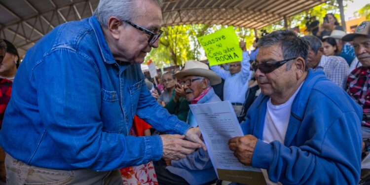 Gobernador Rocha Moya entregó títulos de propiedad a más de 3 mil familias de Guasave