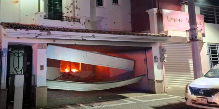 Atacan a balazos una residencia del fraccionamiento Canaco