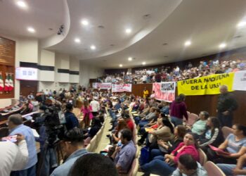 Protesta de jubilados de la UAS llega al Congreso; reclaman prima vacacional y aguinaldo íntegro