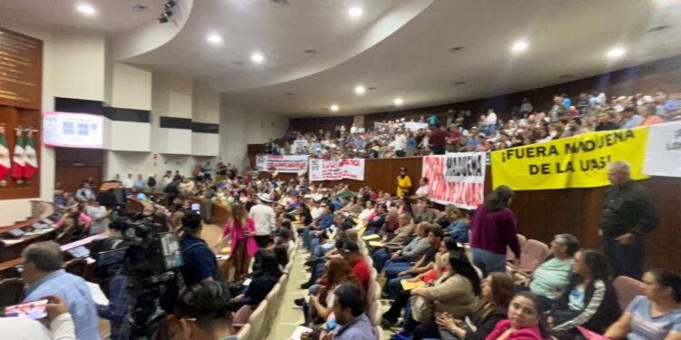 Protesta de jubilados de la UAS llega al Congreso; reclaman prima vacacional y aguinaldo íntegro