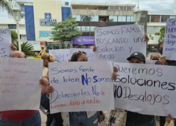 Familias se plantan en el Ayuntamiento de Culiacán; exigen apoyo para adquirir un predio de la SEPyC y descartan ser invasores delincuentes