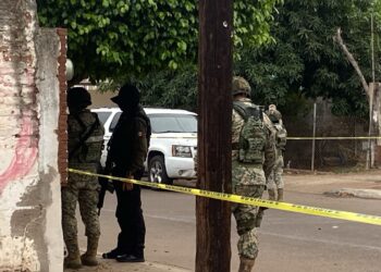 Lo deja sin vida, envuelto en plásticos negros y a unos metros de la Prepa Sandino de la UAS