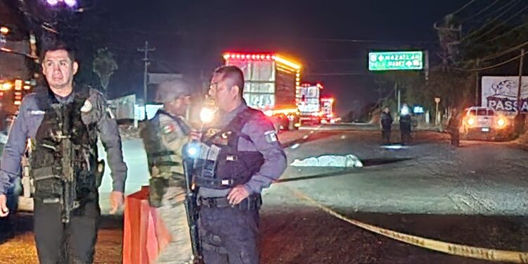 Hallan a un hombre asesinado y encobijado en la carretera Culiacán-Eldorado