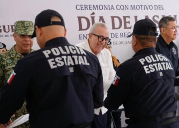 Agradeciendo el trabajo de los elementos de seguridad en Sinaloa, celebra Gobernador Rocha el Día del Policía