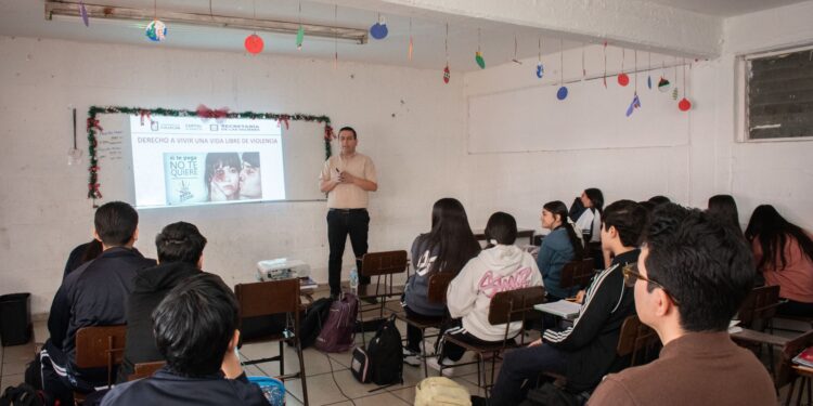 Capacitan a estudiantes en Derechos Humanos de las Mujeres en la Secundaria Jesusita Neda