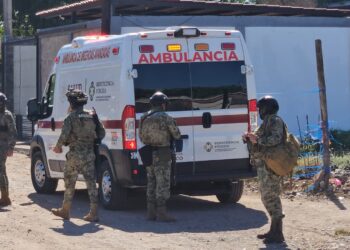 Atacan a balazos a una pareja en una choza en la colonia San Rafael; muere un hombre desconocido