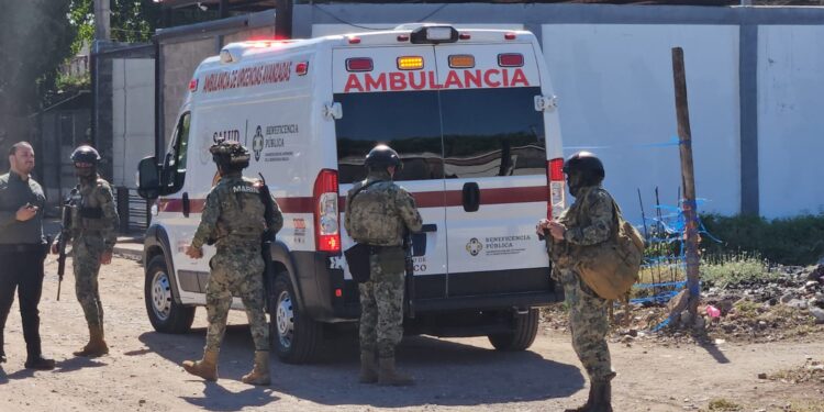 Atacan a balazos a una pareja en una choza en la colonia San Rafael; muere un hombre desconocido