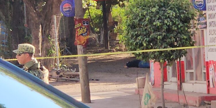 Ejecutan a balazos a un hombre joven en la colonia Esperanza