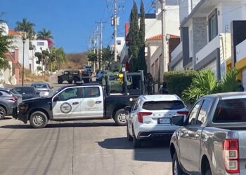 Autoridades federal aseguran una residencia de Colinas de San Miguel continúa durante varias horas