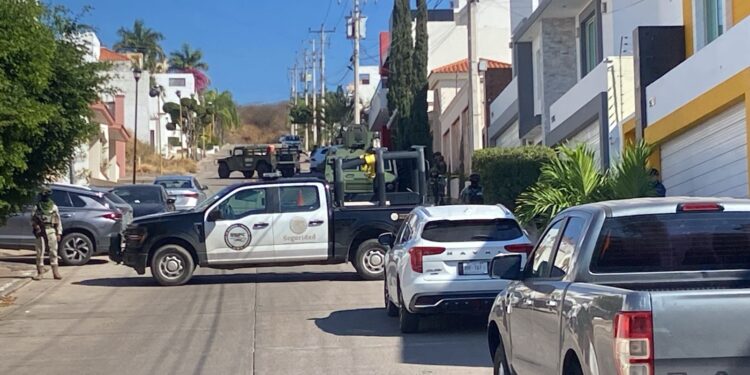 Autoridades federal aseguran una residencia de Colinas de San Miguel continúa durante varias horas
