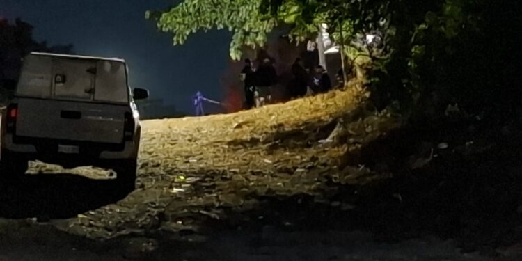 Ejecutan a balazos a un hombre en terreno baldío de la colonia Antonio Rosales