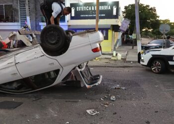 Joven choca automóvil contra un semáforo al quedarse dormido en la Guadalupe Victoria