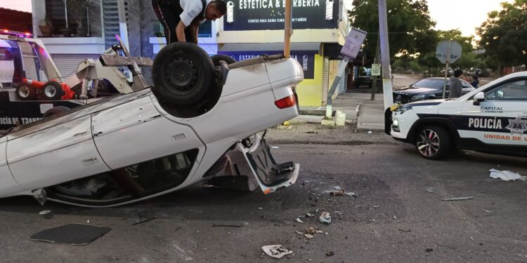 Joven choca automóvil contra un semáforo al quedarse dormido en la Guadalupe Victoria