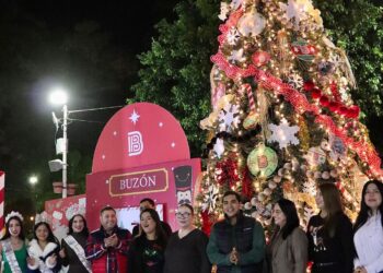 Magia y alegría se vive en Badiraguato con el encendido del árbol y nacimiento navideño