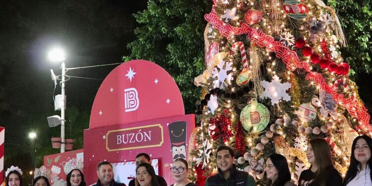Magia y alegría se vive en Badiraguato con el encendido del árbol y nacimiento navideño