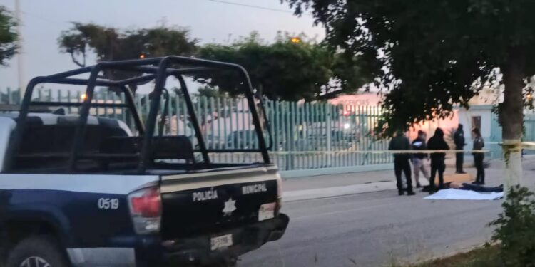 Abandonan a hombre asesinado frente al área de urgencias del Hospital Integral de Navolato