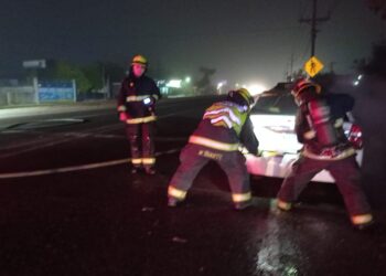 Se quema automóvil sobre la carretera Culiacán-Eldorado