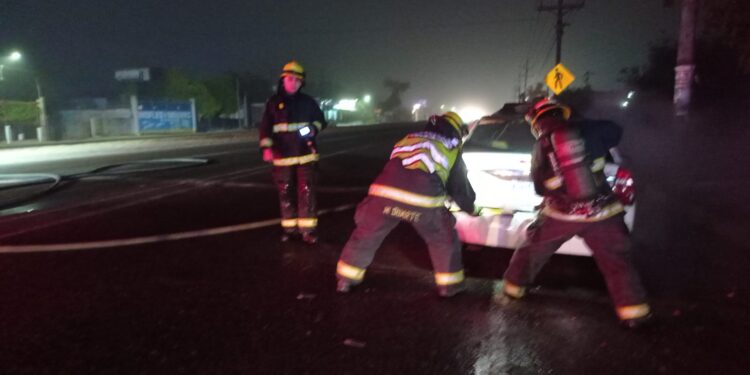 Se quema automóvil sobre la carretera Culiacán-Eldorado