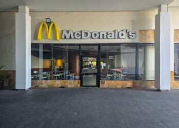 Cierra McDonald’s de Plaza Fórum en Culiacán; otro golpe al comercio