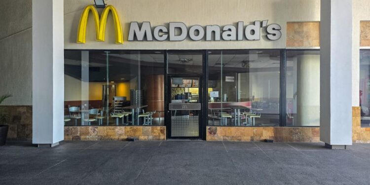 Cierra McDonald’s de Plaza Fórum en Culiacán; otro golpe al comercio