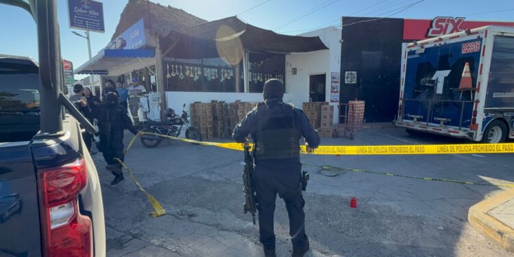 Atacan a balazos a empleado de expendio de cerveza en Stanza Toscana