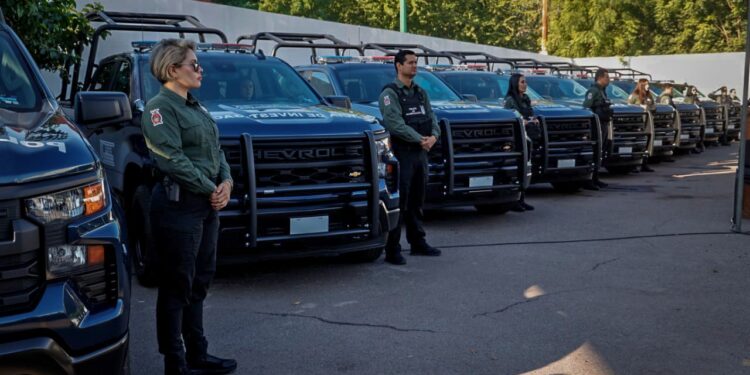 Entregan patrullas y vehículos a personal de la Fiscalía General del Estado