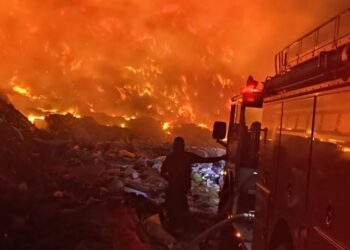 Incendio fuera de control consume el basurón municipal de Culiacán; se registran explosiones