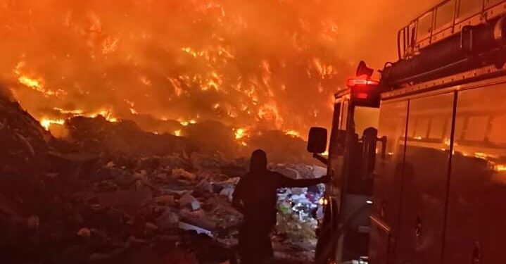 Incendio fuera de control consume el basurón municipal de Culiacán; se registran explosiones