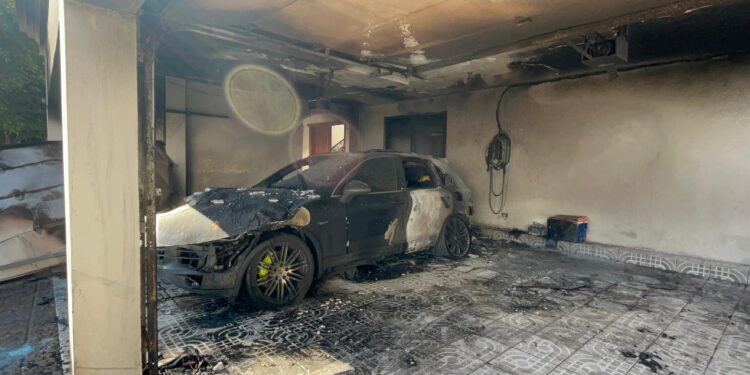 Grupo armado incendia residencia en la colonia Chapultepec; un vehículo de lujo fue consumido por el fuego