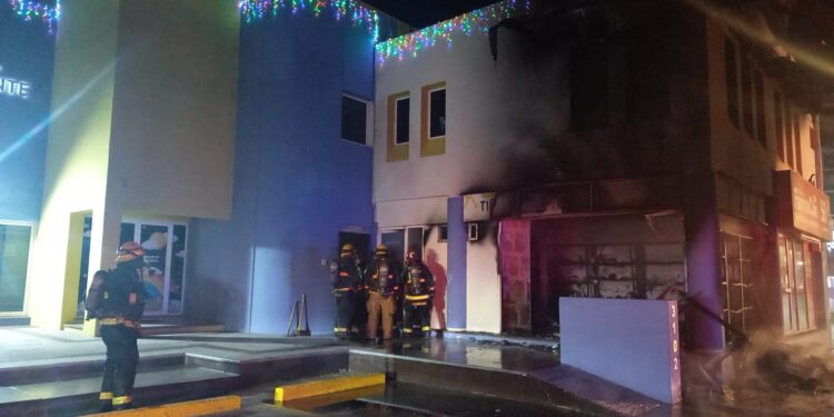 Vandalizan e incendian bodega y tienda de uniformes de guardería El Pequeño Gigante
