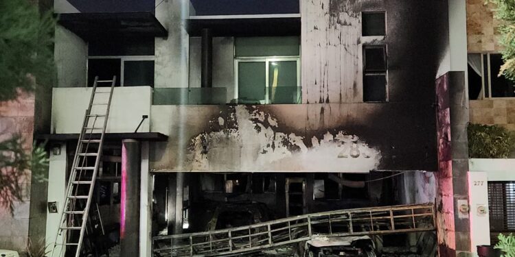 Vandalizan, balean e incendian vivienda en el desarrollo urbano Tres Ríos