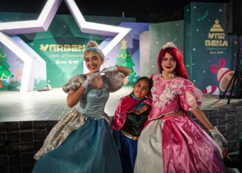 Ilusión y magia llenan la villa navideña de la verbena con la presentación de “Princesas, el Musical”